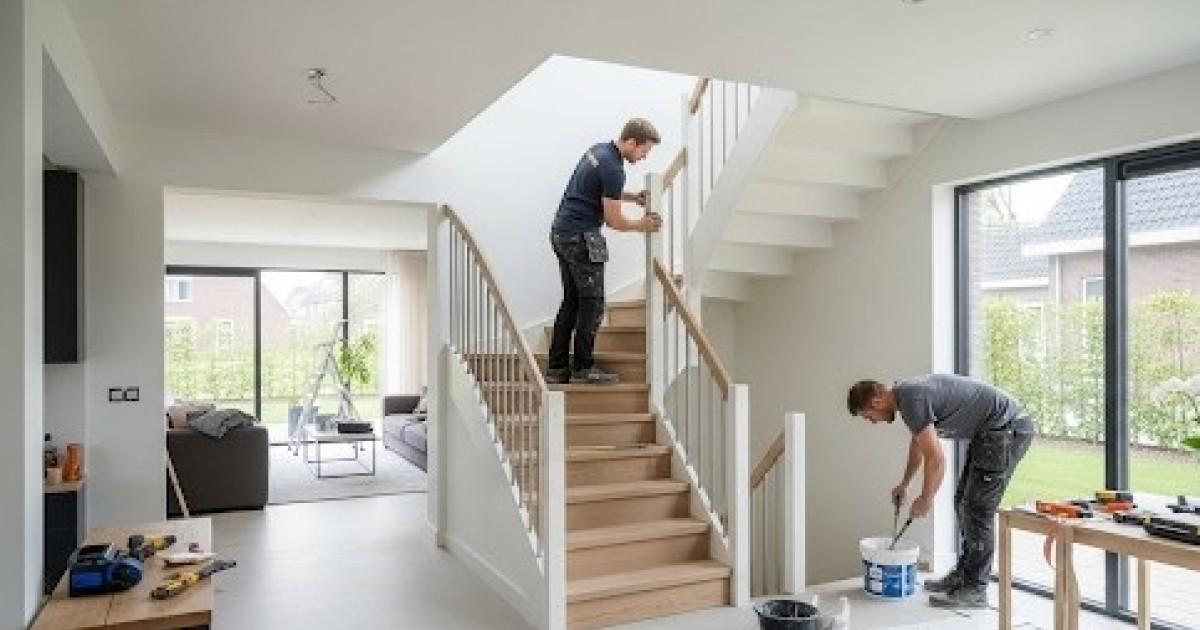 De vloerspecialisten in Zoetermeer werken zorgvuldig aan het opknappen van de trap voor een mooie afwerking